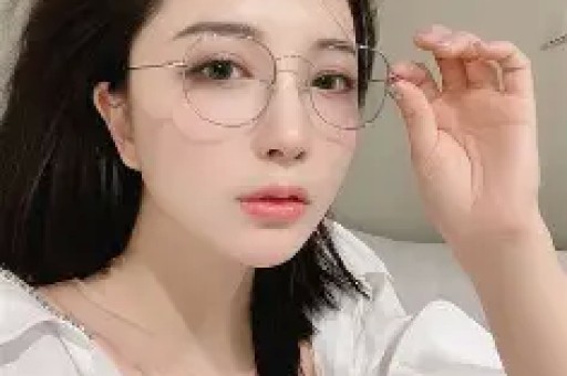杨紫7月7日外网活动引发争议！网友批评其敏感度不足迪丽热巴受牵连