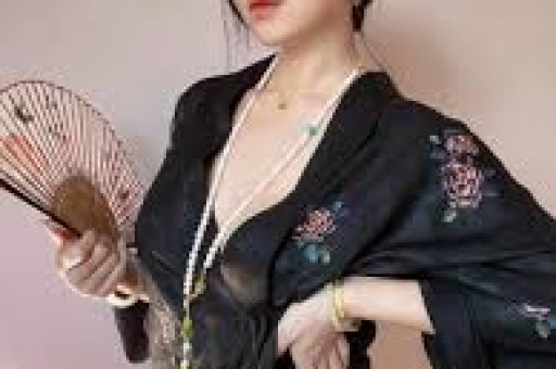 震碎三观！女教师在丈夫出差期间出轨微信聊天记录和照片被曝光